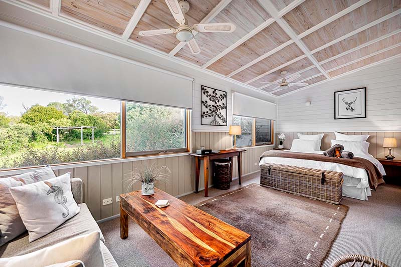 alojamiento rural sostenible con materiales naturales en blanco